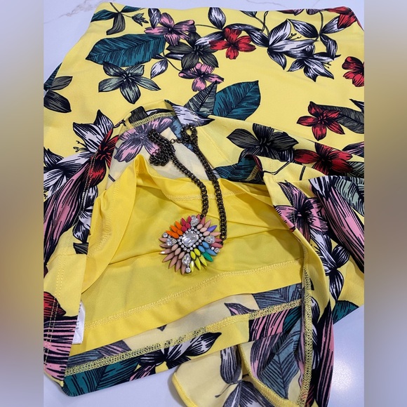 171. EUC GUESS FLORAL LINED PENCIL SKIRT WITH SIDE RUFFEL SIZE SMALL - Picture 4 of 13